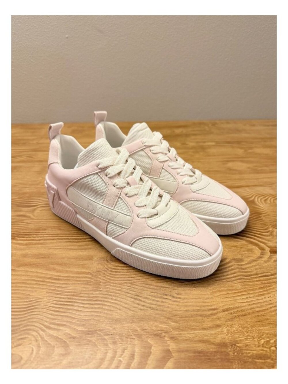 DKNY Magdelena Lace Up Sneaker Size 8.5 - 2013